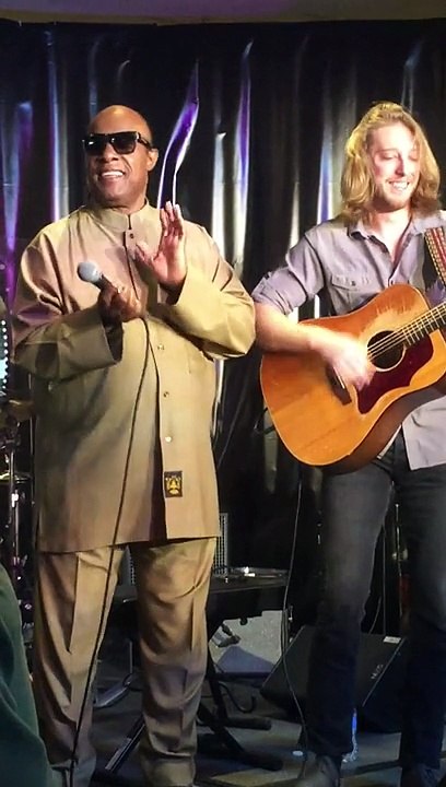 Un chanteur de bar se fait rejoindre sur scène par Stevie Wonder. Il ne se démonte pas et assure !