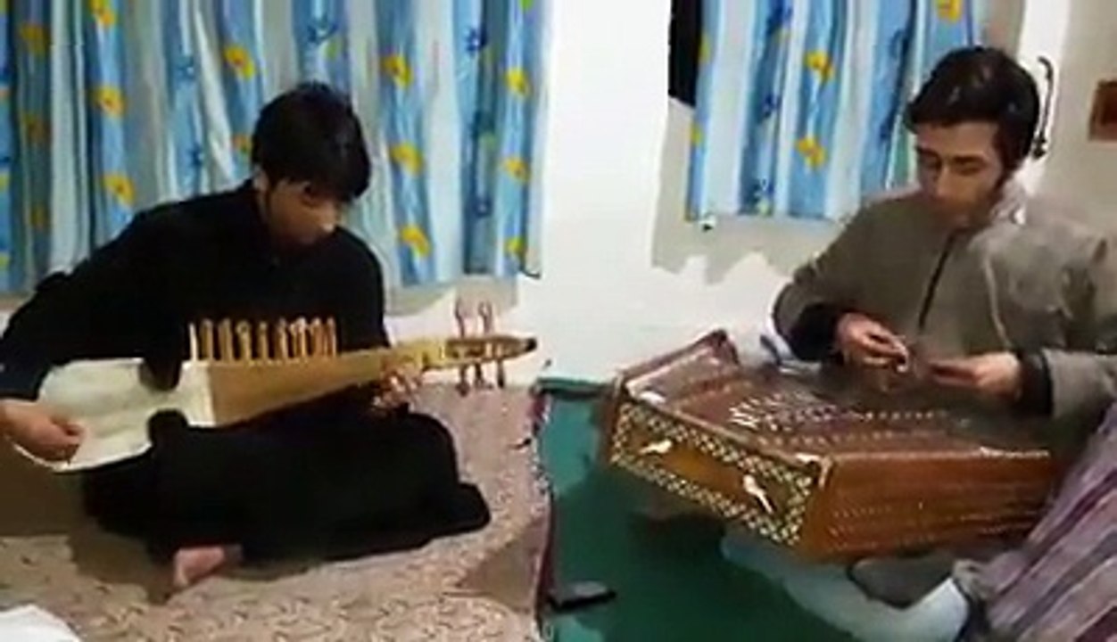 Sirinagar kashmiri Boys playing Pakistani Anthem.