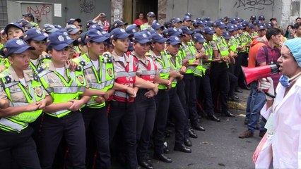 Profissionais da saúde e pacientes protestam na Venezuela