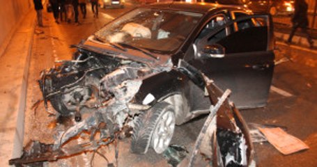 Otomobilin Fırlayan Motoru, Başka Bir Aracın Üzerine Düştü: 1 Yaralı