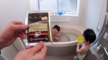 え！？お風呂がチョコレートに！バ〇キンマンとチョコレートバスパウダーをやってみたよ！Chocolate Bath Powder-14xNox8XjMs