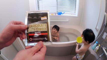 え！？お風呂がチョコレートに！バ〇キンマンとチョコレートバスパウダーをやってみたよ！Chocolate Bath Powder-14xNox8XjMs