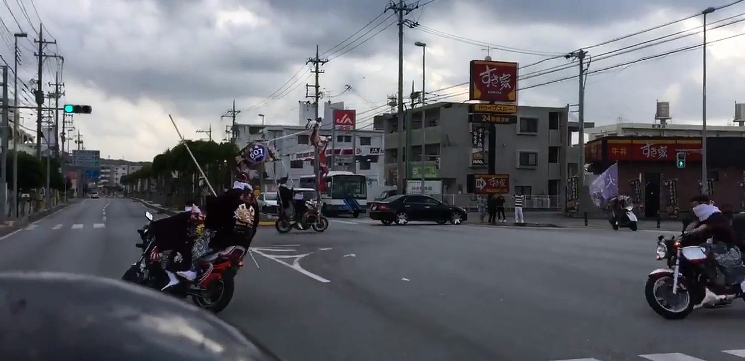 【沖縄成人式】単車に乗り交差点で爆音撒き散らす新成人【2017年】