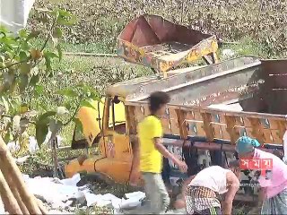 নারায়ণগঞ্জে ট্রাক নিয়ন্ত্রণ হারিয়ে খাদে পড়ে ৪ শ্রমিক নিহত