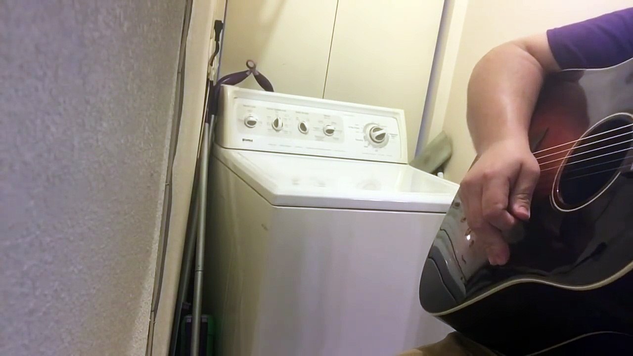 Il joue de la musique avec son lave linge qui fait du bruit LOL