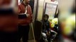 Musique dans le métro avec une canne par un sans-abri à New York