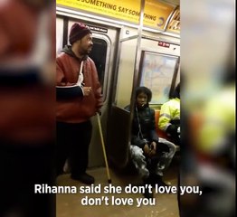 Musique dans le métro avec une canne par un sans-abri à New York