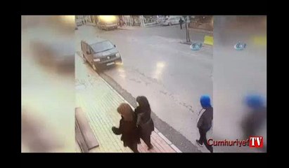 İstanbul'da kapkaç girişimi kamerada