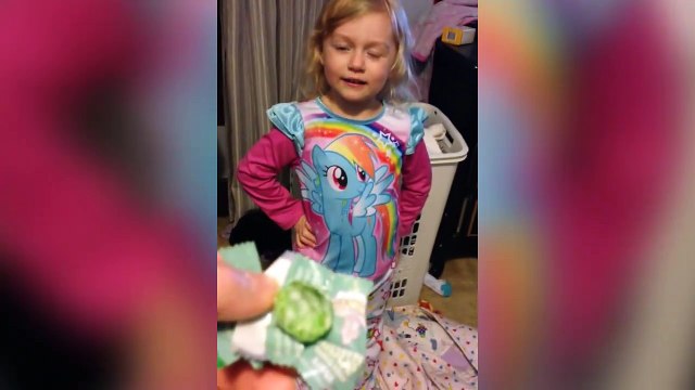 Cette fillette ne le montre pas mais ce bonbon est vraiment dégueulasse