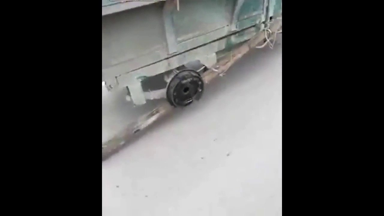Ce camion roule sur 3 roues ! Ah ouais...