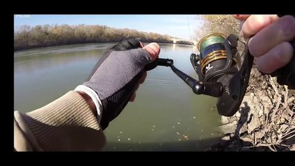 Il attrape une carpe par la queue : bravo pecheur!