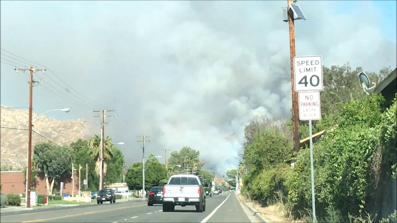 Cette fille perd sa jupe en vélo ! Joli FAIL
