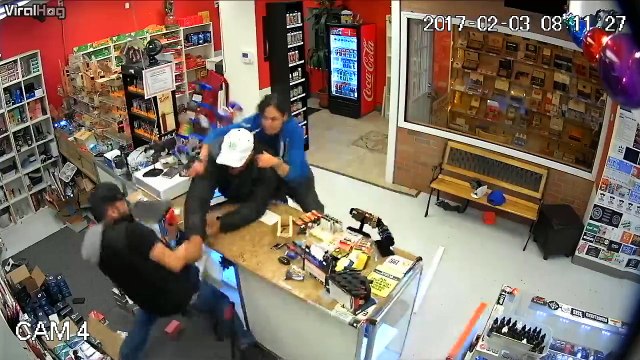 Toute cette famille s'y met pour neutraliser un braqueur armé dans leur magasin