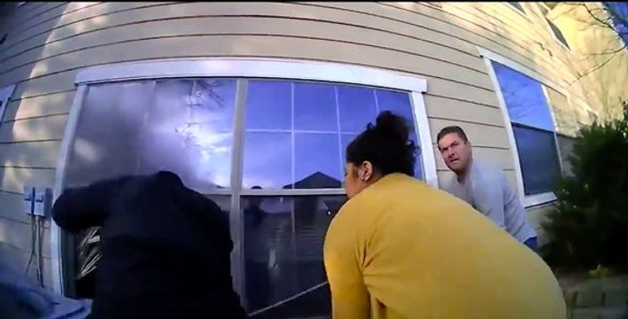 Des policiers sauvent une femme et son chien d'un incendie !