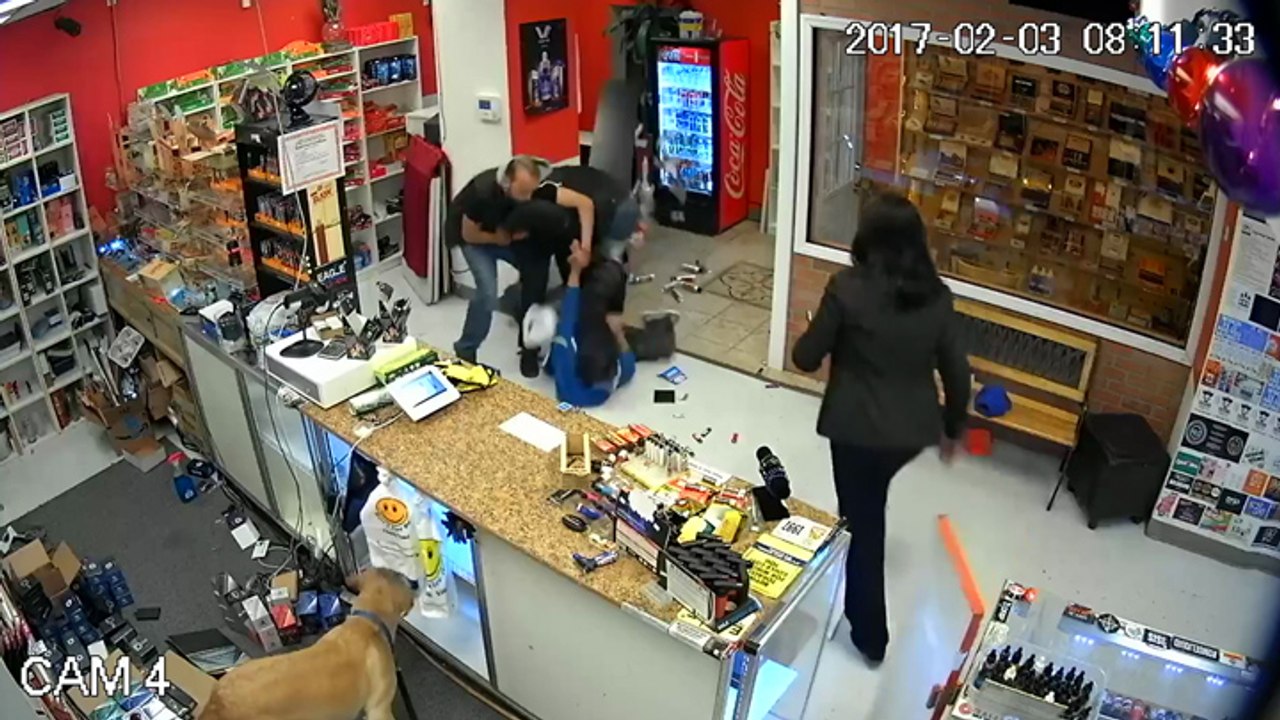 Une famille se bat contre un voleur armé d'un pistolet de détresse