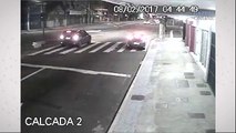 Jovens usam carro roubado para invadir loja na Reta da Penha
