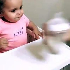 La seule chose qui donne le sourire à ce bébé