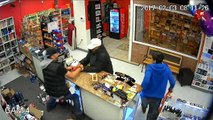 Une famille se bat contre un homme armé qui s’apprêtait à piller leur magasin !