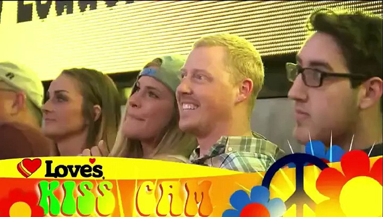 Elle surprend tout le monde pendant la kiss cam