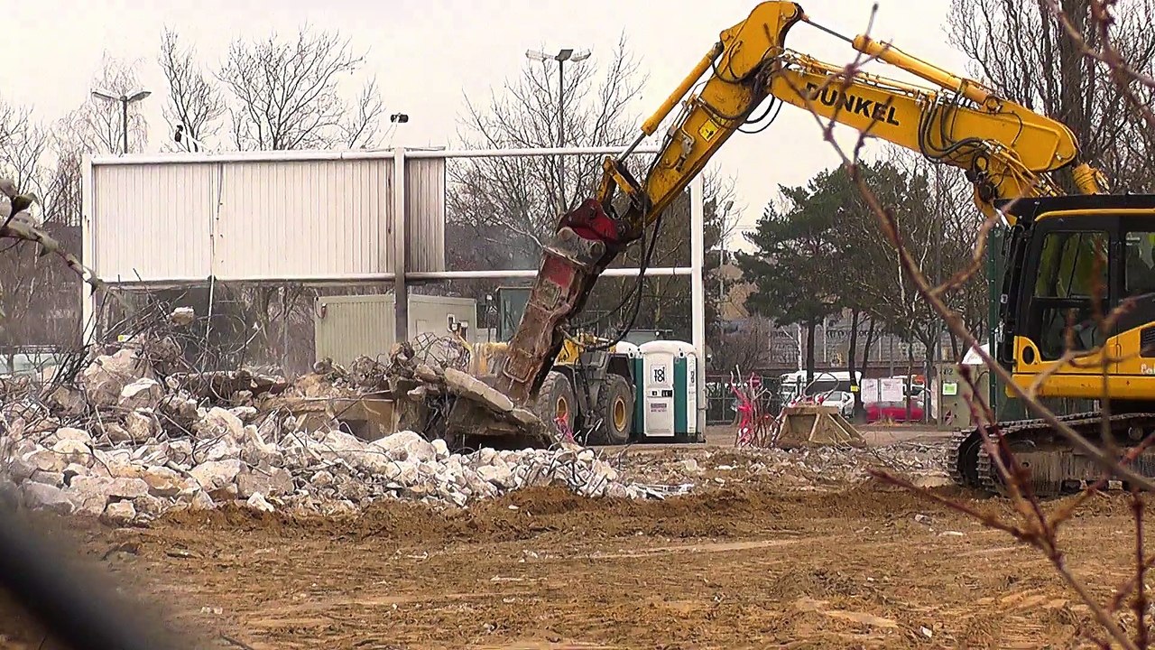 Komatsu PC160 LC Bagger / Excavator taer off an old Hardware Store, Part 1