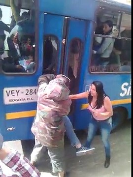 Un voleur piégé par les portes d'un bus