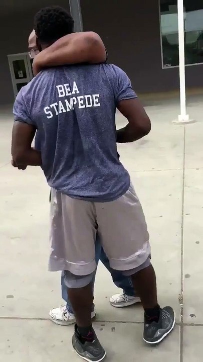 Dans un lycée lors d'une bagarre, un agent de sécurité se fait retourner par un élève !