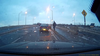 Ce piéton manque de se faire renverser, et le conducteur lui file du blé