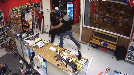 Quand une famille se bat pour neutraliser un homme armé dans leur magasin