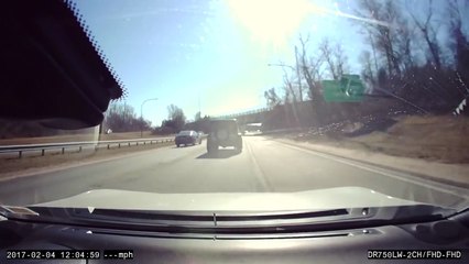 Un automobiliste percute une voiture sur l'autoroute et prend la fuite avant de se crasher.