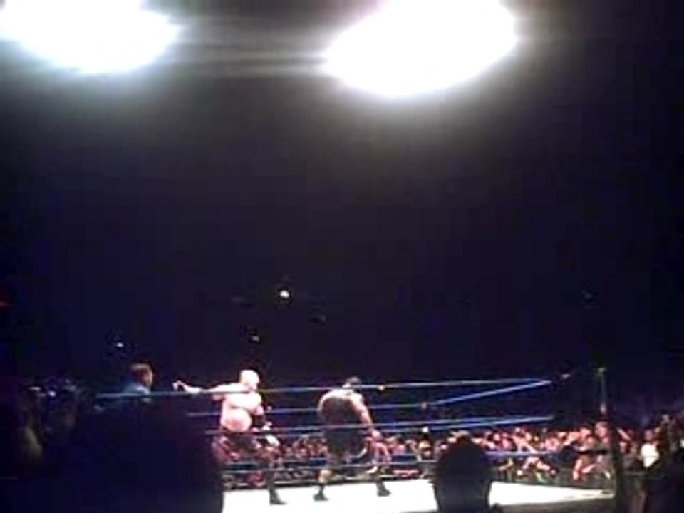 WWE SMACKDOWN LIVE TOUR BERCY MARK HENRY VS KANE 4