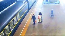 شاهد لحظة سقوط طفلة في شق بين القطار و ساحة الانتظار بـ شينينغ الصينية