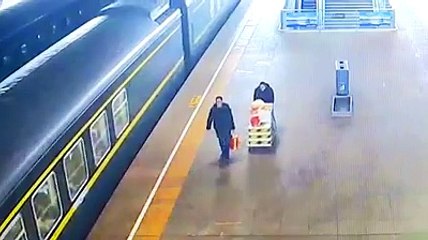 شاهد لحظة سقوط طفلة في شق بين القطار و ساحة الانتظار بـ شينينغ الصينية