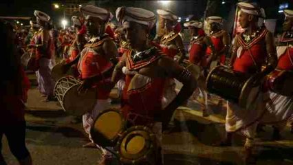 Baile, tambores y tradición para venerar la reliquia de un colmillo en Sri Lanka