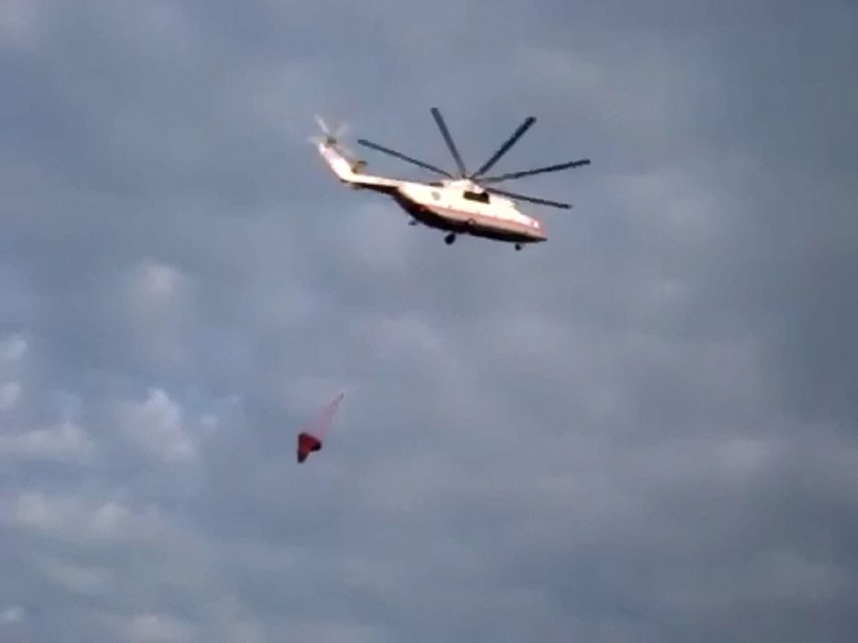 Kamov Ka-32, Mil Mi-26 (World's Largest Helicopter) Loading Water