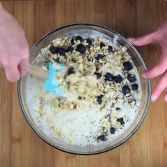 NO-COOK BLUEBERRY AND APRICOT OVERNIGHT OATMEAL