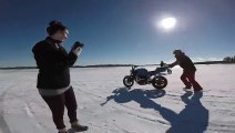 Il ne parvient pas à rattraper sa moto qui roule toute seule sur la glace.
