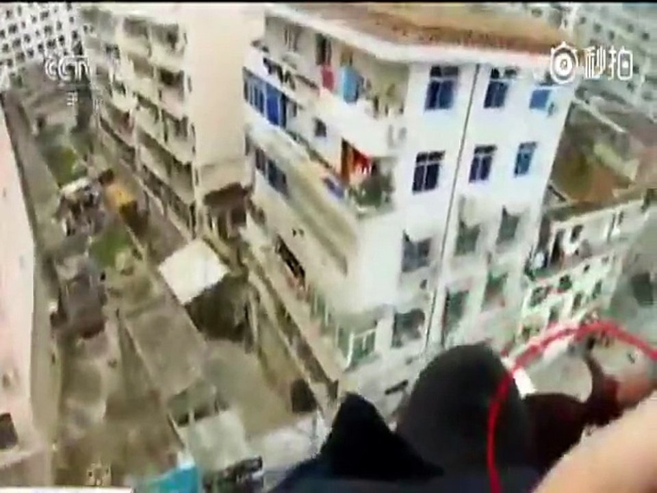 Mujer intenta suicidarse al tirarse de un edificio y esposo la salva sujetándola del pelo