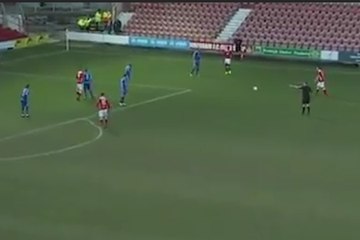 Le coup franc épatant du petit frère de Rooney