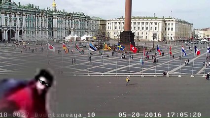 Un taxi chasse un cycliste au milieu de cette place et finit par l'envoler violemment.