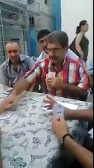 Masaya vura vura oynayan dayı.  Dikkat hırs içerir :)