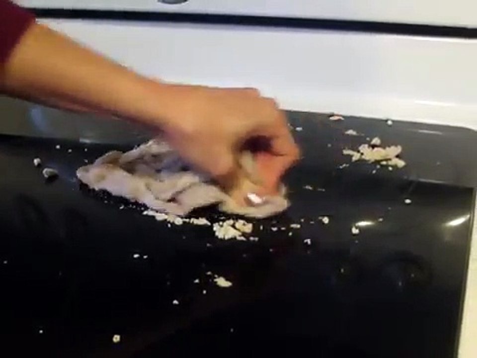 Une plaque de cuisson comme neuve juste avec 3 ingrédients !