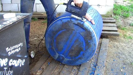 Quest'uomo riesce a trasformare un vecchio bidone in un comodo lettino. Magnifico!