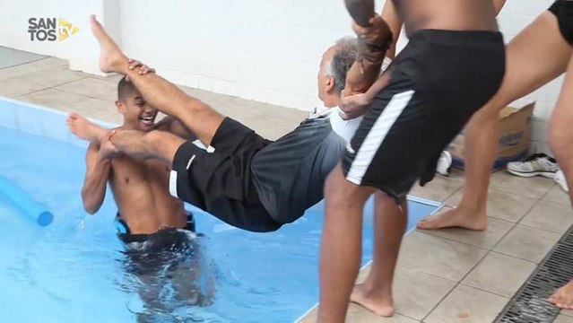 Jogadores do Santos 'se vingam' de fisioterapeuta após treino na piscina