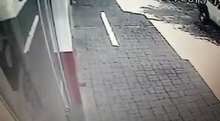 Bosta voando! O pichador de merda agindo à luz do dia!