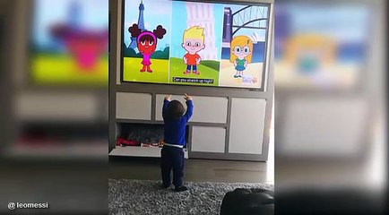 ابن النجم ميسي يرقص و يلعب بطريقة طريفة