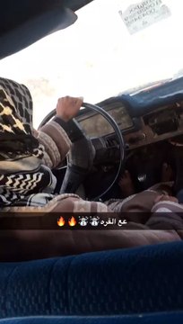 Il fait un feu sur le siège passager