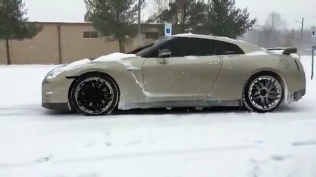 GT-R In The Snow - That's so cool! Sounds amazing