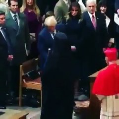IL REFUSE DE SERRER LA MAIN DU PRESIDENT TRUMP