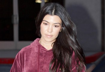 Video herunterladen: Braless Kourtney Kardashian Shows Off Skin After Ditching Scott Disick