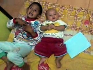 Kakak menyanyi Adik Dengerin ya...(adelio dan abhivandya)